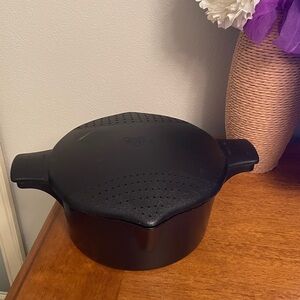 The Pampered Chef Black Steamer Microwave Cooker Rice Cooker 2 Quarts
